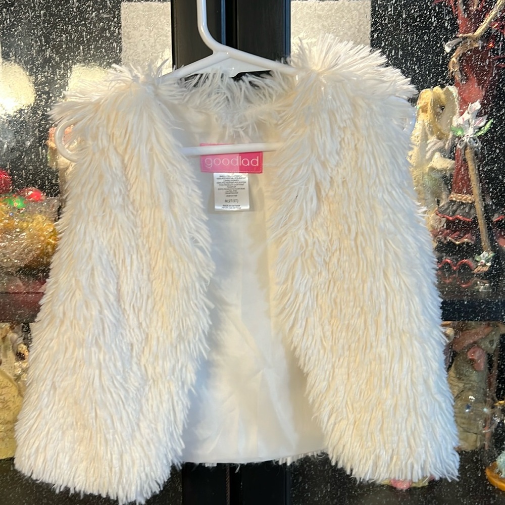2-3t fuzzy white vest